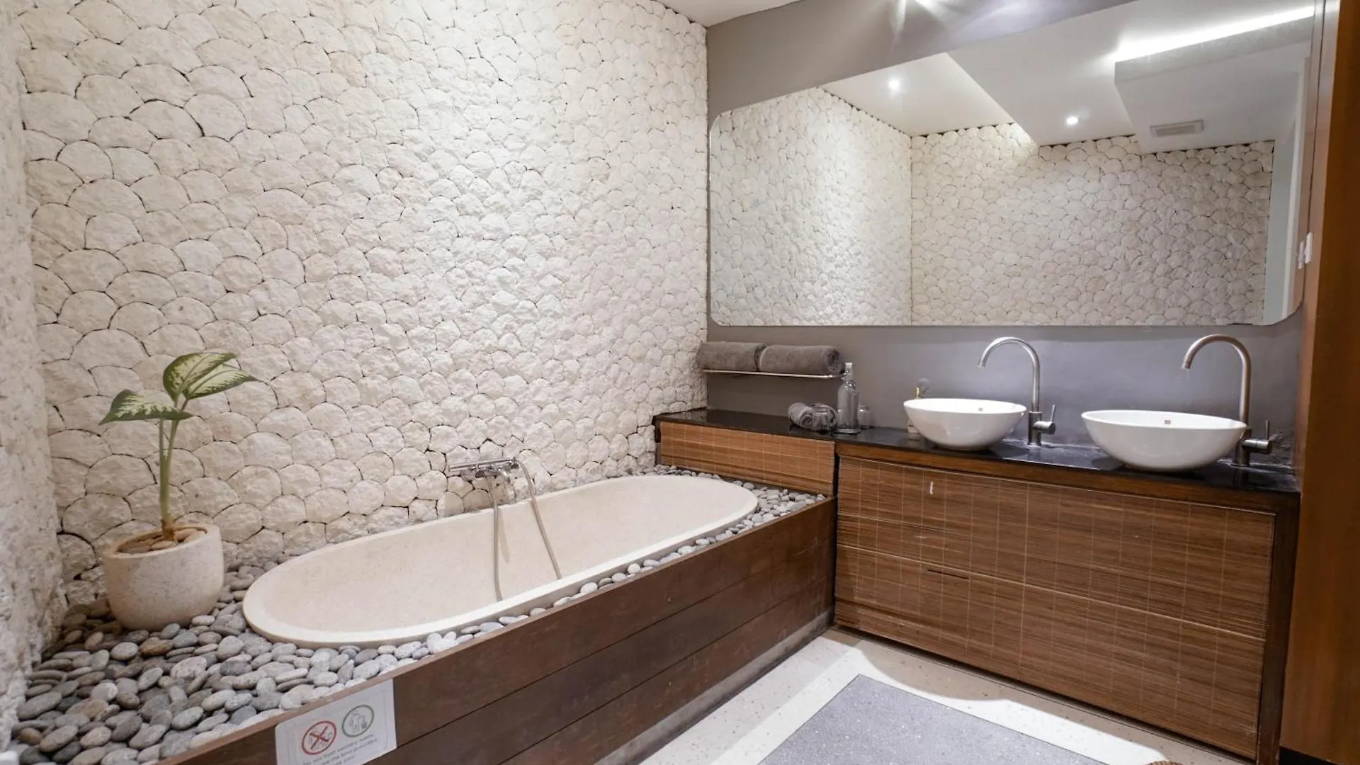 Villa Duadewi 4Br In The Heart Of Seminyak By Santi Management